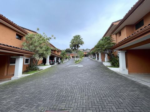 Spectaculaire maison (2.690 pieds carrés) de 250m² sur un terrain de 305m², répartie sur trois niveaux. Le rez-de-chaussée comprend un spacieux salon-salle à manger, une salle de bains pour les invités, une salle familiale, une cuisine moderne, une t...