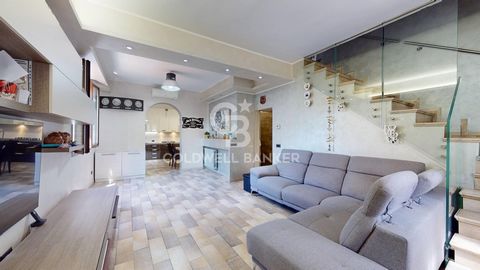 We offer for sale in Cusano Milanino, in the prestigious Città Giardino area, a beautiful small villa of 154 sqm arranged on three levels. The property, in excellent state of preservation, enjoys a triple exposure that ensures a particularly accentua...