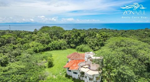 Entdecken Sie dieses außergewöhnliche 6,5 Hektar große Anwesen mit Meerblick, das perfekt in einer ruhigen Gegend liegt, nur wenige Minuten vom Strand von Montezuma entfernt. Das Land ist von üppiger Natur umgeben und bietet den besten Meerblick, der...