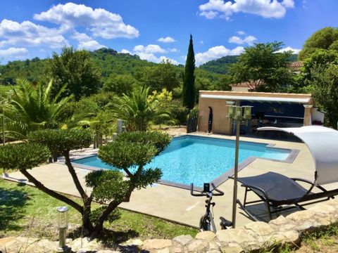 English speaking et visite virtuelle disponible. Dans un secteur résidentiel très recherché avec vue imprenable sur le massif des Maures, villa récente 5 chambres sur un terrain paysagé de 2100 m². Exposition plein Sud. Garage, carport, piscine et po...