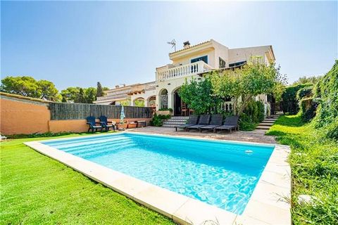 Doppelhaushälfte mit Pool und Garten. Dieses Haus hat eine bebaute Fläche von ca. 199m2. Es besteht aus einem geräumigen Wohnzimmer mit Kamin und Zugang zur Terrasse, einer Einbauküche mit Zugang zur Terrasse, einem Hauswirtschaftsraum, 4 Schlafzimme...