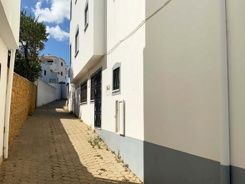 Located in Praia da Luz. The property consists of 1 store/commercial space located on the ground floor of the building, intended for commerce/services. This could be your opportunity to have your office or to develop your small business. It is curren...