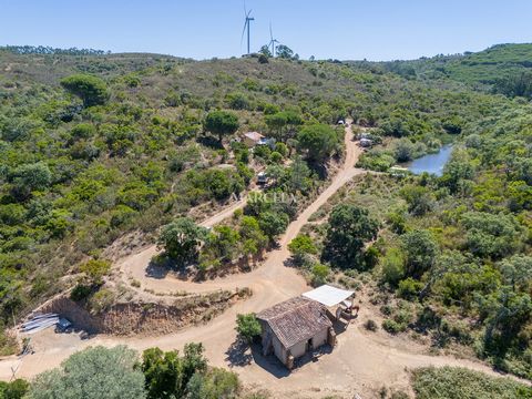 Procura uma propriedade rural isolada, com enorme terreno, beleza incalculável com água todo o ano e que seja autossuficiente? Esta poderá ser a sua oportunidade. Uma propriedade com cerca de 30ha, localizada no coração de Lagos Rural, em Barão de Sã...