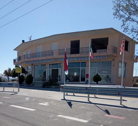 Vendesi palazzina di 600 mq.m. a Nea Potidea, Moudania; seminterrato - piano terra - 1 °, costruzione '00, parcheggio aperto, elettricità trifase, buone condizioni, accesso unico all'autostrada Salonicco - Kassandra. L'edificio ha un ampio deposito n...