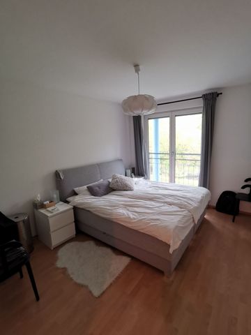 Highlights: • Über 100 Quadratmeter auf drei Ebenen • Privater Garten (300m²) und große Terrasse • Fitnessraum im Keller • 4 Zimmer: Wohnzimmer, Schlafzimmer und zwei voll ausgestattete Büros • Balkon im ersten Stock • 30 Minuten bis ins Münchner Sta...