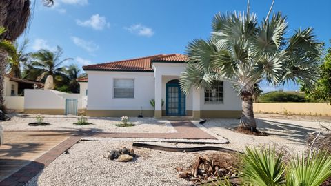 Deze gemeubileerde bungalow met 2 slaapkamers en 2 badkamers ligt in Las Campeonas, in de chique golfgemeenschap Tierra Del Sol. Mooie lichte kamers en open indeling. Wordt gemeubileerd geleverd met buitenwasserette, overal warm water, inverter airco...