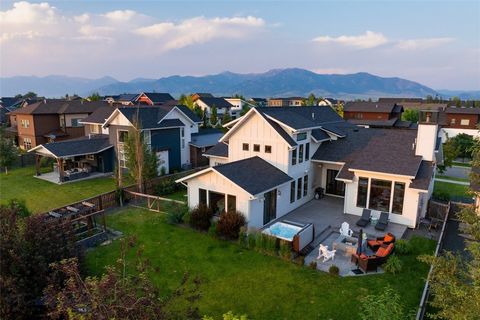 ¡Construcción personalizada y antigua casa de desfile en Baxter Meadows West! Esta casa fue hecha para entretener y recibir invitados con 4 habitaciones + una gran sala de bonificación y un garaje para 3 autos. Entra en la casa a los impresionantes t...