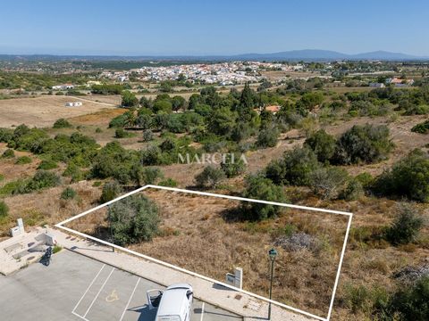 Located in Praia da Luz. Be amazed by the opportunity to acquire urban land in the charming Praia da Luz, in the Monte Lemos area. With a total land area of ​​618 m2 and a gross building area of ​​255m2 + basement, this land offers unlimited potentia...