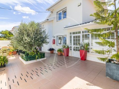 Moradia com grande potencial localizada na Quinta da Bicuda muito perto da Quinta da Marinha, da Guia e do centro de Cascais. A moradia distribui-se da seguinte forma: Piso 0: Vestíbulo, hall de entrada, escritório, casa de banho social, sala com lar...