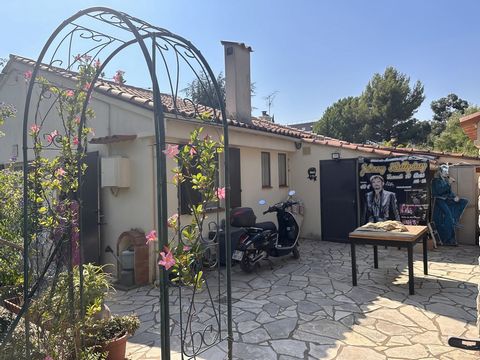 Entre la base nature et la ville de FREJUS, maison 3 pièces de plain-pied d'environ 53m2 composée d'une cuisine indépendante, un séjour, deux chambres en enfilade, une salle d'eau avec WC. Cellier. Le tout sur une parcelle de 216m2. Possibilité de ga...