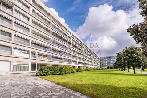 Questo magnifico appartamento di lusso T4 a Matosinhos Sul offre una posizione privilegiata ed esclusiva sul lungomare. Un vero invito alla serenità o all'avventura in riva al mare. Si distingue non solo per la sua posizione, ma anche per la qualità ...