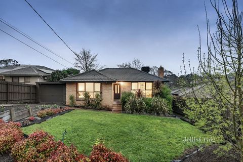 Posicionada em um bairro familiar tranquilo, a uma curta caminhada da Brushy Creek Trail, da Reserva Mooroolbark Heights e da Carrum-Warburton Trail, esta casa de tijolos de um andar bem apresentada oferece uma entrada atraente para um bolso procurad...