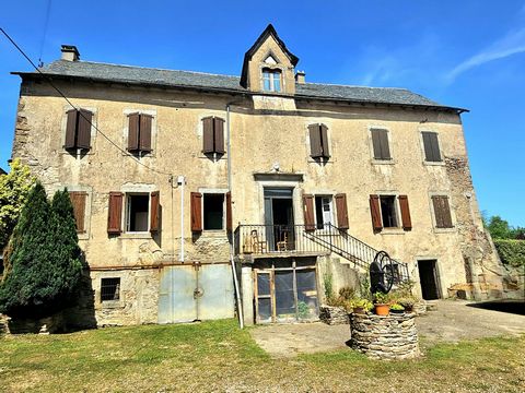 Previnquieres, farmhouse with a 237m² dwelling house on a plot of approximately 6200m² The house consists of 6 bedrooms of 22m², 18m², 14m², 14m², 10m² and 10m², one of which is on the 1st floor! A beautiful living/dining room of 33m² and a 24m² kitc...