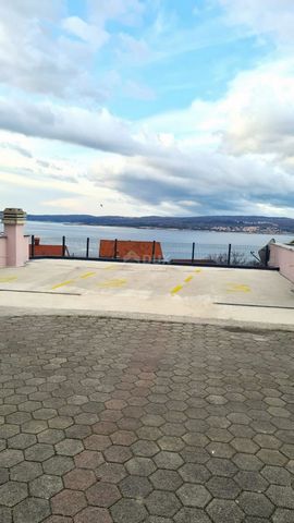 Location: Primorsko-goranska županija, Crikvenica, Crikvenica. CRIKVENICA - Appartamento con terrazza! Vendiamo due appartamenti a Crikvenica, a 350 metri dal mare. Gli immobili sono posti al piano terra (una piccola parte è interrata) con vista mare...