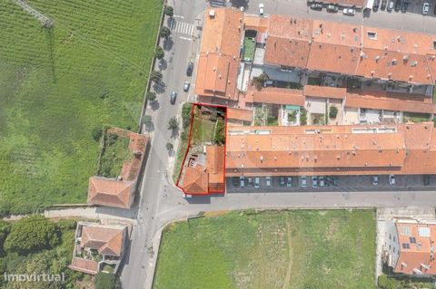 Moradia Individual para Recuperar, com área bruta de construção de 341m² e com um terreno de 441m², em Espinho R/chão: - Comércio com 112m² - T2 com 89m² 1º andar: - T4 com 140m² Quintal – 212m² Localização: Desfrute da tranquilidade desta moradia, l...