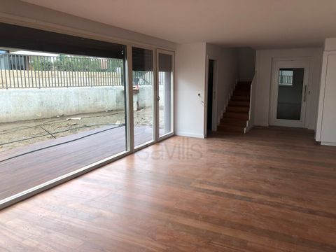 CASA 1: tipologia T3 Moradia com 2 pisos. Piso da entrada conta com um hall, uma ampla sala virada para um jardim privado com um deck à volta da casa, cozinha totalmente equipada e casa de banho social. No piso 1 situam-se as 3 suites. A master suite...