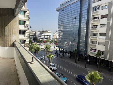 Century 21 vous propose un trés bel appartement à vendre au plein centre de Tanger.  Ce spacieux et lumineux appartement de 143 m2, situé au 3e étage, offre un cadre de vie agréable en centre-ville. Il comprend une entrée accueillante, un grand salon...