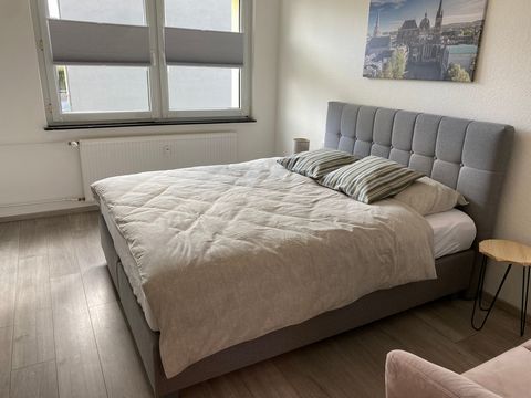 Eine TOP ausgestattete und sehr gepflegte Wohnung im Erdgeschoss oder ersten Hochparterre: Die Wohnung ist ideal für eine Einzelperson oder ein Paar. Es ist komplett möbliert, TOP ausgestattet und sehr gepflegt, das begehbare Duschbad ist brandneu. D...