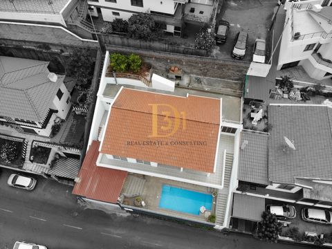 Seaside view house in Funchal, located in a prime area. Comprising 4 bedrooms, backyard, swimming pool, and garage for two cars. Excellent south-facing sun exposure. Built in 1981, this house is perfect for local accommodation due to its view, pool, ...