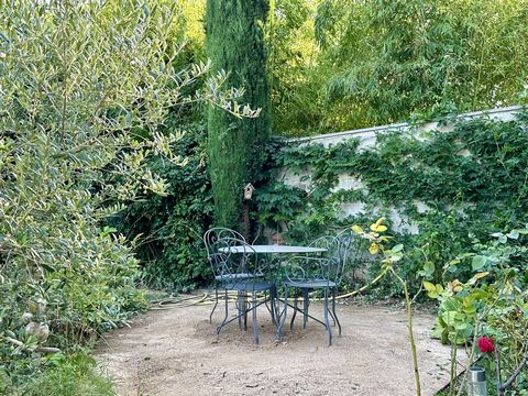 Sur les hauteurs de Charly, une propriété de charme comprenant une maison du 18 ème, entièrement rénovée, et son jardin de curé, clos de murs et à l'abri des regards. Dès que l'on franchit le porche, le ton est donné. les matériaux anciens sont mis e...