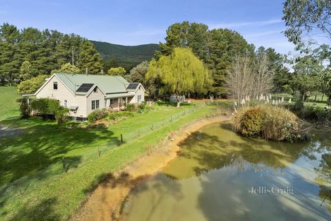 Nichée dans un cadre serein et semblable à un parc au pied du mont Macedon, cette captivante résidence en planches d’étanchéité vous invite à découvrir la vie à la campagne dans sa forme la plus pure. À quelques minutes du charmant village de Woodend...