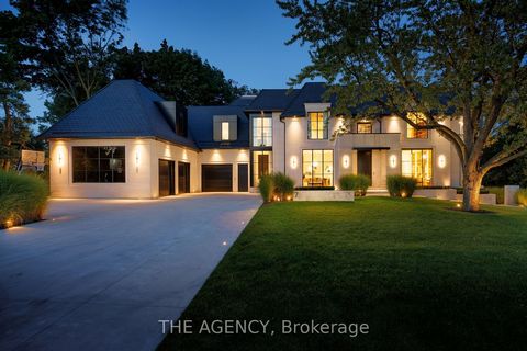 Se ofrece por primera vez. Ubicado en más de 2 acres de paisaje urbano sereno con vistas a Mimico Creek, esta obra maestra arquitectónica del renombrado David Small abarca más de 12,000 pies cuadrados de vida de lujo. La casa cuenta con techos altos ...