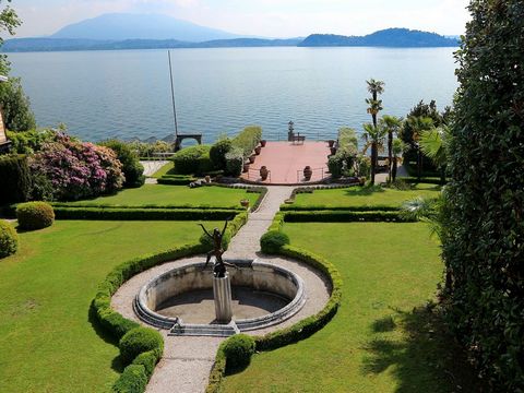 Splendida Villa sul Lago Maggiore, Italia In una posizione unica, affacciata direttamente sul Lago Maggiore, una splendida proprietà costituita da una villa padronale progettata nel 1929 da un famoso scultore milanese, la casa del custode con garage ...