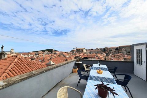 Rooms Kisic ligt in het hart van de oude stad, omgeven door stadsmuren, geplaveide straten en de Stradun-promenade, waardoor het een ideale plek is om Dubrovnik te ontdekken. Het pand beschikt over een gemeenschappelijk terras met panoramisch uitzich...