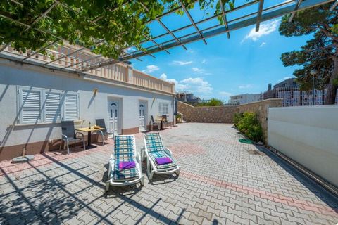 Villa Borna Apartments are situated in Babin Kuk neighborhood in Dubrovnik, 10 min drive away from the historic Old City and a short walk away from the best beaches Dubrovnik has to offer. Spacious terrace fitted with sun beds and parasols as well as...