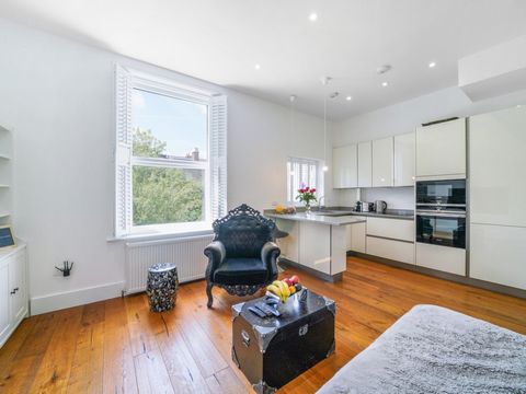 This beautiful one-bedroom flat has been recently renovated to a high standard. This delightful residence, situated on the raised ground floor, features high ceilings and stunning wooden floors throughout. Indulge in the luxury of an en-suite bathroo...