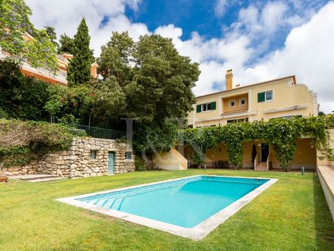 2-bedroom townhouse for sale in Estoril, with sea view, located in a gated community near the Casino and 10 minutes' walk from the Tamariz Beach. Inserted in a gated community with garden and pool for common use, the villa is distributed over three f...