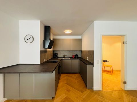 Erstbezug nach kompletter Renovierung! Diese lichtdurchflutete 2-Zimmer-Wohnung in zentraler Lage verfügt über 2 große Balkone nach Westen und Osten sowie eine stylishe Design-Einbauküche mit hochwertigen Elektrogeräten inkl. Geschirrspülmaschine. In...