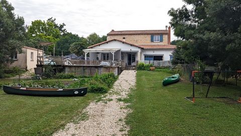 LE VANNEAU IRLEAU AU COEUR DU MARAIS POITEVIN GRANDE MAISON FAMILIALE AVEC ACCES DIRECT CONCHE CE BIEN RARE, IDEAL FAMILLE, sur plusieurs niveaux comprend en RDC : Entrée, cuisine aménagée équipée ouverte sur séjour avec chemiée insert, WC indépendan...