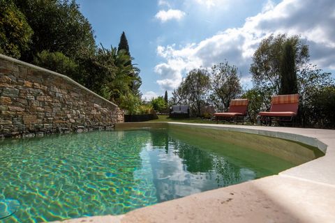 Avenir et Patrimoine bietet Ihnen exklusiv dieses prächtige Haus mit 158 m2 Wohnfläche auf einem Grundstück von 600 m2 in der Stadt Bormes les Mimosas an. Ruhig, in einer begehrten Gegend. Dieses Haus besteht aus einem großen hellen Wohnzimmer von 45...