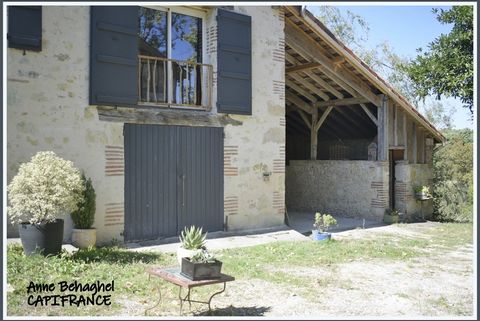 Amoureux des vieilles pierres, de calme et de la campagne gersoise, cette propriété rénovée avec goût vous enchantera Située à 20 mn d'Agen, entre Astaffort et Lectoure, cette maison de campagne avec dépendance et piscine, sans voisins proches est en...