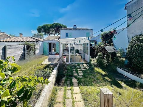 Emplacement de 1er choix dans l'île de Ré, située à quelques pas de la plage, et proches de toutes les commodités du village de Rivedoux, cette maison avec ses terrasses, son jardin et ses 90m2 habitables sur une parcelle de plus de 350m2, est à l'ab...