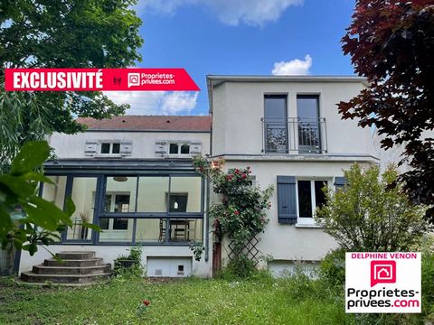 Delphine VENON vous présente en exclusivité à Châteauneuf sur Loire sur les bords de Loire dans le quartier du port une maison comprenant au rez de chaussée : Entrée avec placard, Séjour / salon, cuisine semi ouverte aménagée et équipée, véranda chau...