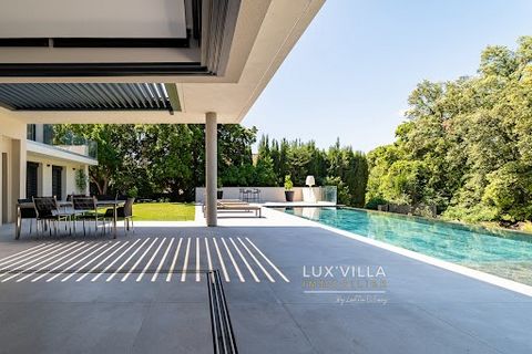   Plongez dans l'élégance et la sérénité avec cette somptueuse villa ultra contemporaine dessinée et par un architecte de renom, nichée au coeur d'une commune prisée de Montpellier. Sur 2300 m2 de terrain en harmonie parfaite avec la nature, cette de...