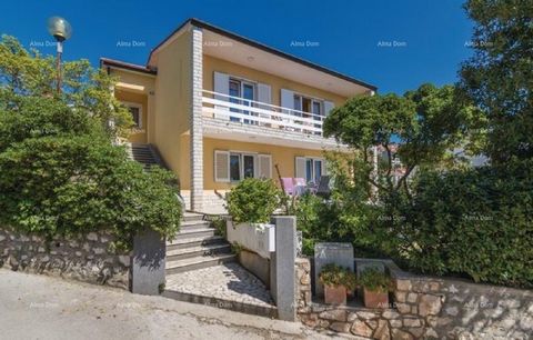 An einem sehr ruhigen Ort mit Blick auf das Meer, Rabac, steht ein Haus mit drei Wohnungen zum Verkauf. Das Haus verfügt über 200 m2 Wohnfläche und liegt auf einem Grundstück von 700 m2. Das Haus verfügt über zwei Wohnungen im Erdgeschoss und eine Wo...