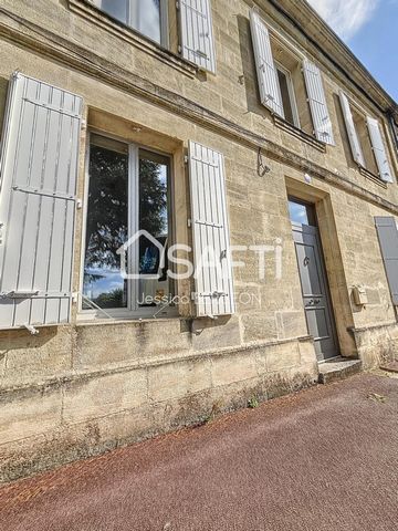 Située à Castillon-la-Bataille (33350), cette charmante maison en pierre de 180m2 est idéalement localisée au cœur de la ville à proximité avec les commerces, écoles et commodités. La maison se compose de 6 pièces dont 4 chambres et 2 toilettes. Répa...