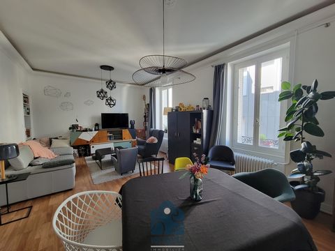 DELILLE - LA GARE // Vos Agents vous proposent... un appartement duplex comme une maison de 134m2 avec terrasse, garage et cave. Idéalement situé, proche des établissements scolaires et des transports en commun, cet appartement familial de 134m2 loi ...