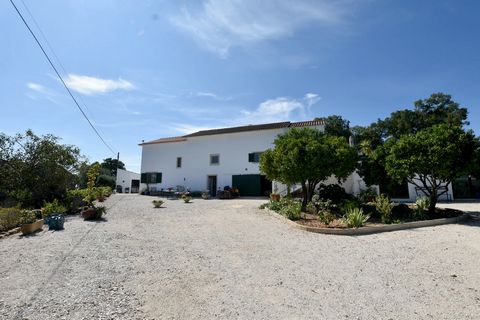 Moradia Espacosa com Vista Panoramica, Piscina em Zona Muito Procurada Esta bela propriedade sofreu extensas remodelacões e esta situada no distrito de Santarem, concretamente na localidade de Serra e Junceira, na aldeia de Eira do Chao, concelho de ...