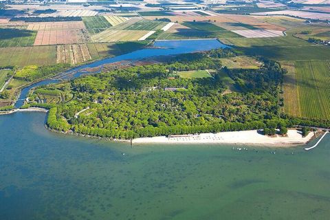 Świetna lokalizacja: Caravan Park na zalesionym terenie 50-hektarowego parku przyrodniczego na lagunie Grado. Każda praktycznie wyposażona przyczepa stacjonarna posiada własne miejsce parkingowe. Młodsi i starsi mogą odświeżyć się w basenie o powierz...