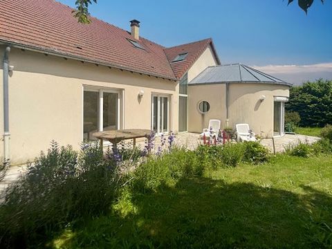 PROCHE AUXERRE 89000, dans village avec toutes les commodités, exclusif, maison 6 pièces dont 4 chambres. Cave/cellier, atelier, grenier, appentis, chalet bois. Cour, terrasse, jardin clos et arboré avec puits. Budget : 380.000 Euros (honoraires d'ag...