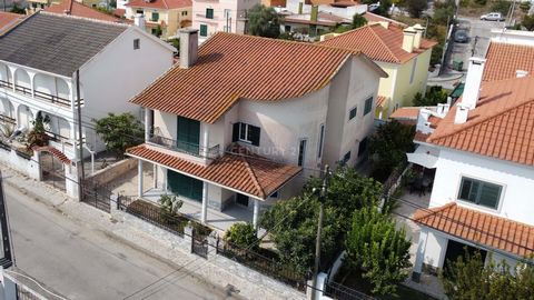 Detached house with 4 bedrooms and a suite in the center of Charneca da Caparica, 5 minutes from the wonderful beaches of Costa da Caparica. This villa consists of two floors, on the ground floor it includes a spacious fully equipped kitchen, a bedro...