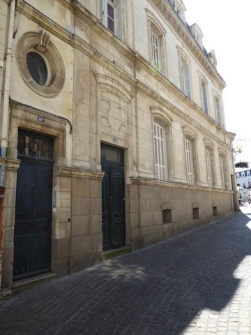 A vendre Pornic centre (44210) Appartement T2 49m2 dans immeuble classé face à l'église - Budget 172 000 euros honoraires agence inclus. Ce bien vous est proposé par Isabelle Mahéo de l'agence Propriétés Privées au 06 48 89 70 46. Emplacement coeur d...