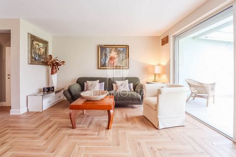 Location: Istarska županija, Rovinj, Rovinj. Istria, Rovinj, in beautiful Rovinj, in one of the most sought-after locations, hidden between family houses and houses for tourist rental, there is this charming semi-detached house. The distance from the...