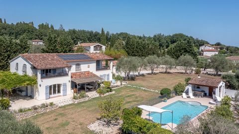 Villa with 5 bedrooms, office, swimming pool and pool-house on a magnificent flat garden. Chateauneuf but very close to the shops of Opio and its golf course and only a few minutes from Valbonne, this beautiful authentic house of approximately 340 m2...