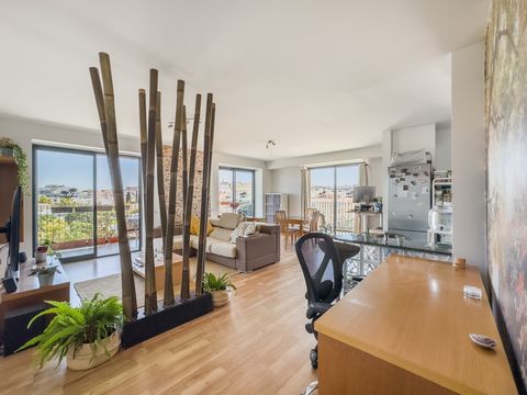 Appartement fantastique de 2 chambres, situé au 4ème étage d'un immeuble avec ascenseur à Lagos, en Algarve, bénéficiant d'une situation enviable. En entrant dans l'appartement, le couloir vous mènera au salon lumineux. Une cuisine ouverte moderne, e...