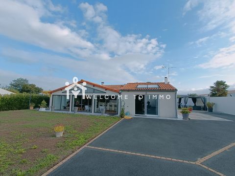 Maison familiale située sur la commune de Nuaillé d'Aunis. Ellle se compose d'une entrée, d'un salon/séjour, d'une véranda chauffée et climatisée, de 4 chambres, d'une salle d'eau et d'un WC. Un garage chauffé et isolé avec espace buanderie. Une gran...